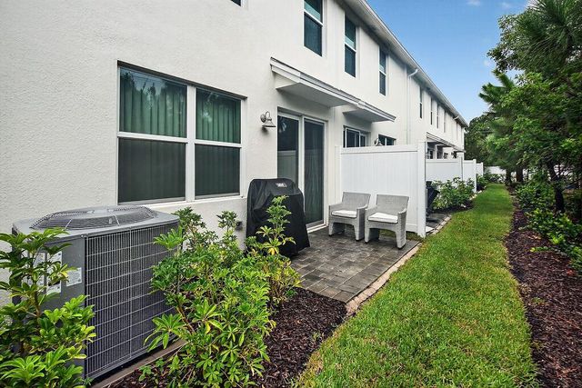 5696 SE Edgewater Circle, Stuart, FL 34997