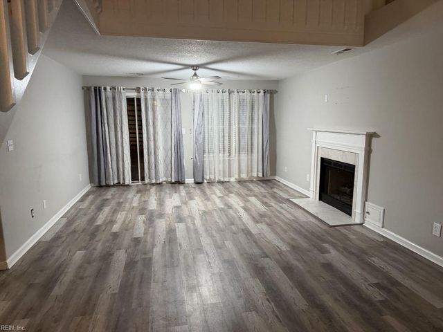813 Gas Light LN, Virginia Beach, VA 23462