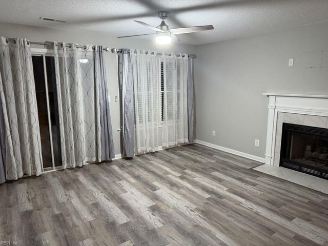 813 Gas Light LN, Virginia Beach, VA 23462