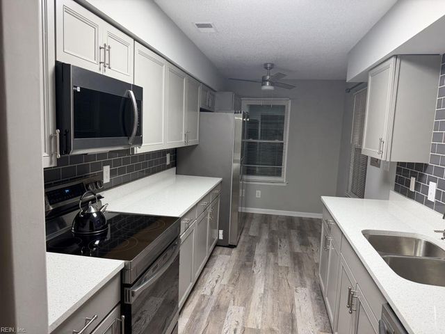 813 Gas Light LN, Virginia Beach, VA 23462