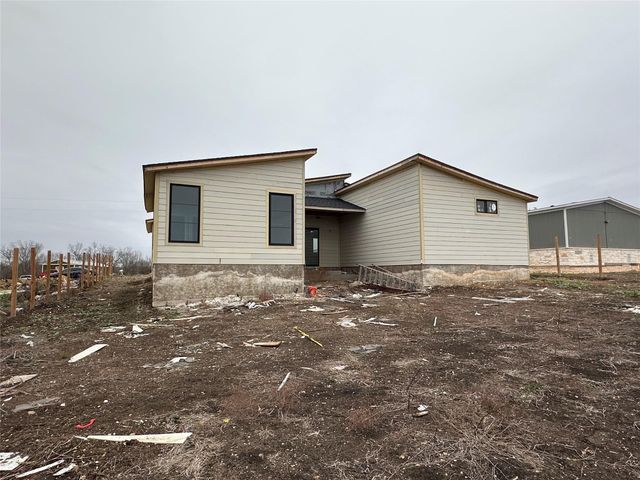 306 Centella CIR, Dale, TX 78616