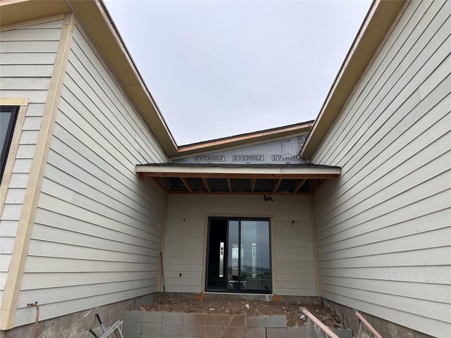 306 Centella CIR, Dale, TX 78616