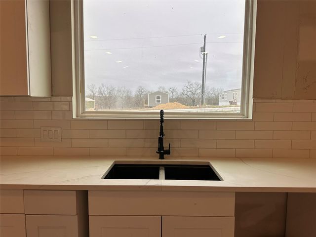 306 Centella CIR, Dale, TX 78616