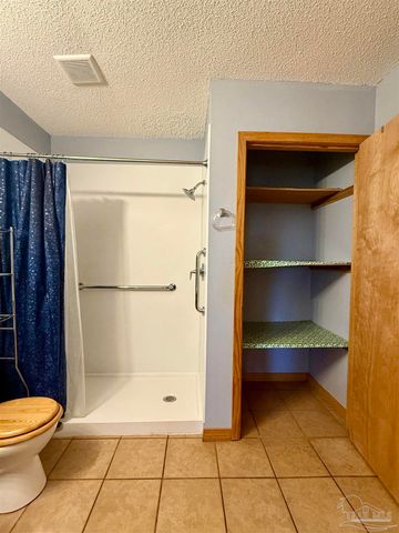 7769 Lakeside Dr, Milton, FL 32571