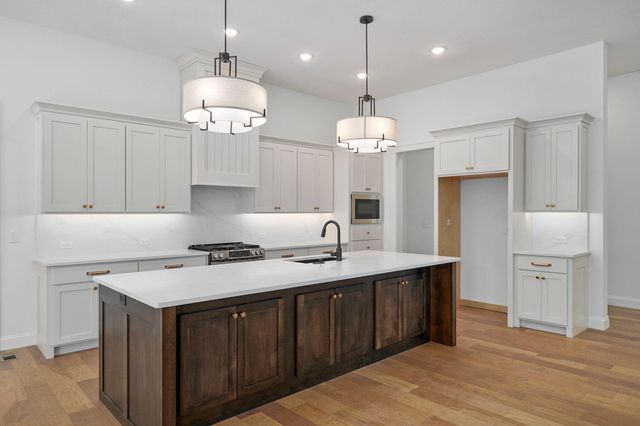 2011 N Silver Charm Avenue, Springfield, MO 65802