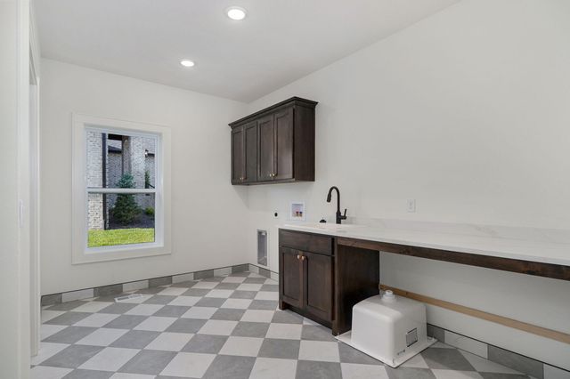 2011 N Silver Charm Avenue, Springfield, MO 65802