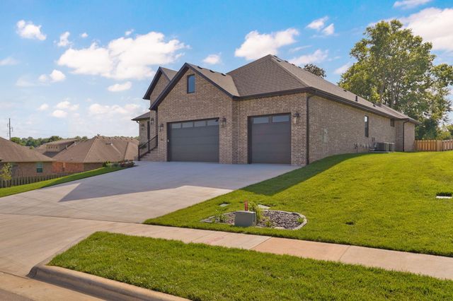 2011 N Silver Charm Avenue, Springfield, MO 65802