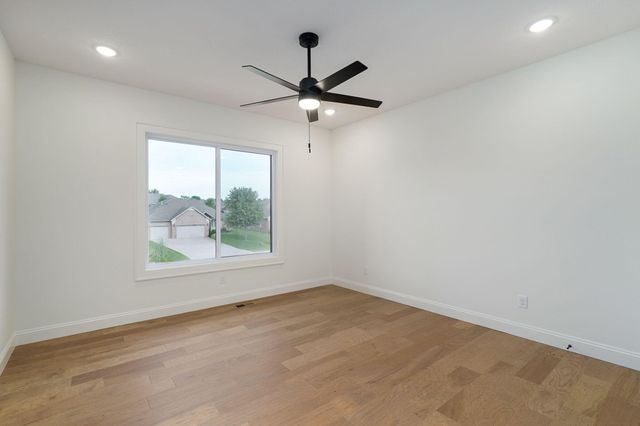 2011 N Silver Charm Avenue, Springfield, MO 65802