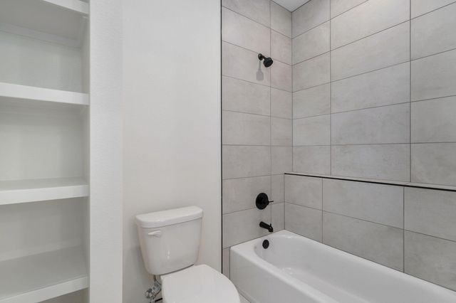 2011 N Silver Charm Avenue, Springfield, MO 65802