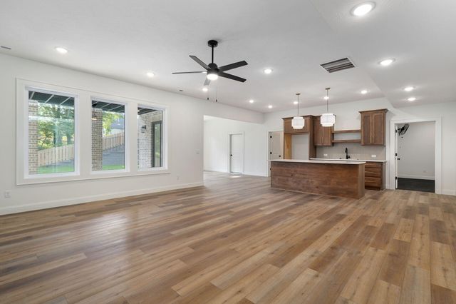 2011 N Silver Charm Avenue, Springfield, MO 65802