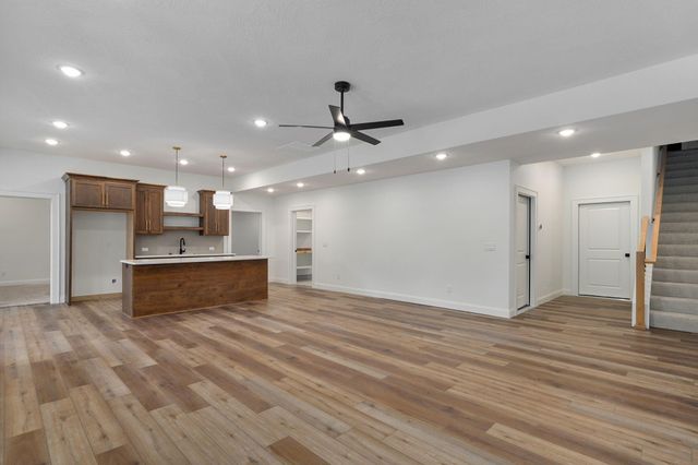 2011 N Silver Charm Avenue, Springfield, MO 65802