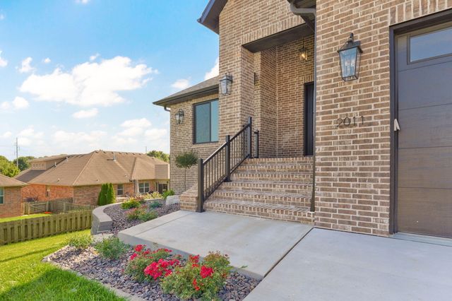 2011 N Silver Charm Avenue, Springfield, MO 65802