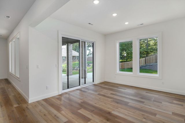 2011 N Silver Charm Avenue, Springfield, MO 65802