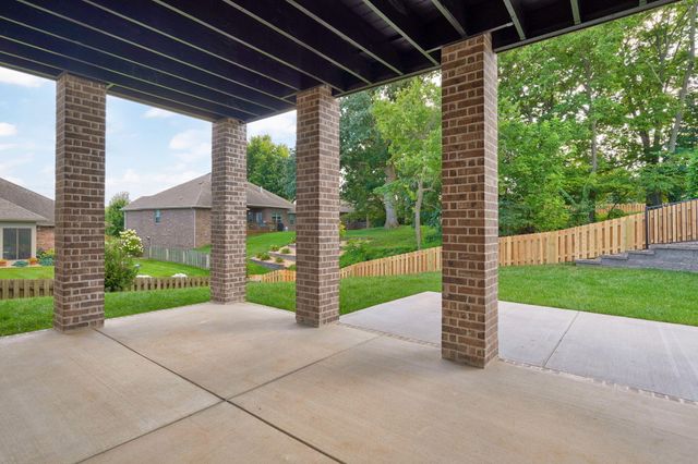 2011 N Silver Charm Avenue, Springfield, MO 65802