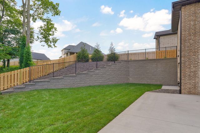 2011 N Silver Charm Avenue, Springfield, MO 65802