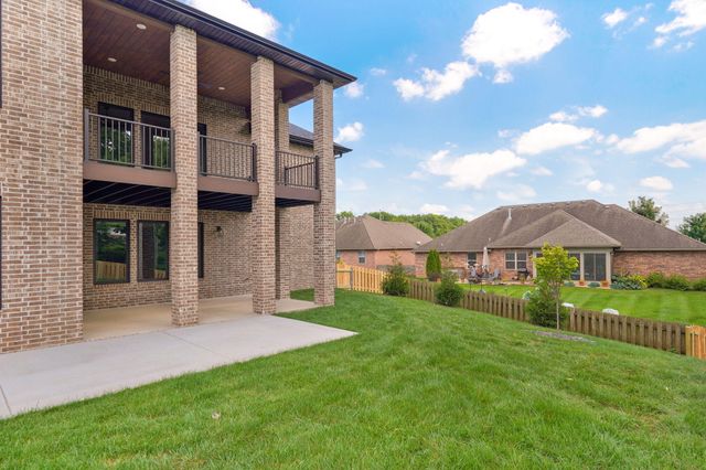 2011 N Silver Charm Avenue, Springfield, MO 65802