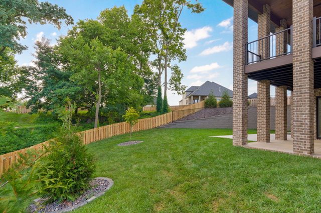 2011 N Silver Charm Avenue, Springfield, MO 65802