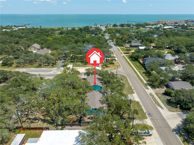 501 Traylor Blvd, Rockport, TX 78382