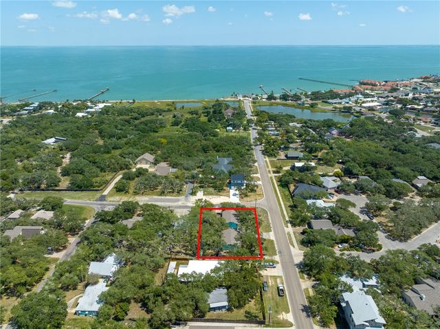 501 Traylor Blvd, Rockport, TX 78382