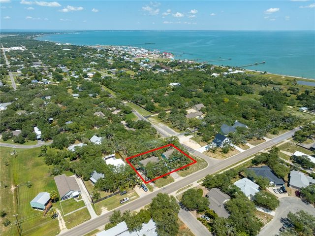 501 Traylor Blvd, Rockport, TX 78382