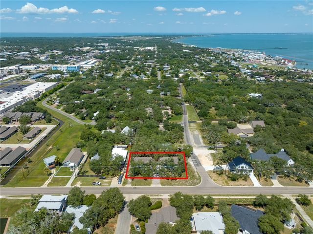 501 Traylor Blvd, Rockport, TX 78382