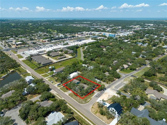 501 Traylor Blvd, Rockport, TX 78382