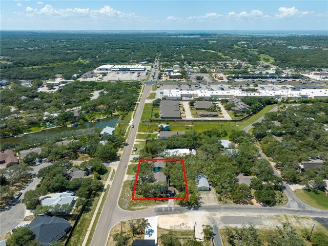 501 Traylor Blvd, Rockport, TX 78382