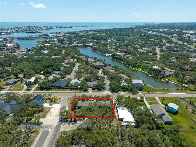 501 Traylor Blvd, Rockport, TX 78382