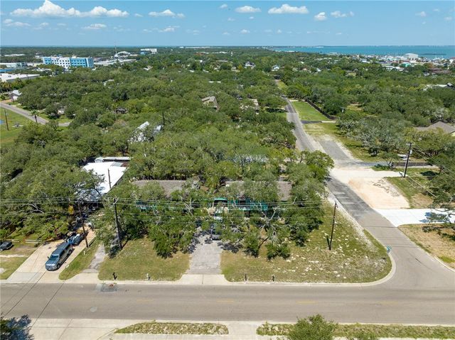 501 Traylor Blvd, Rockport, TX 78382