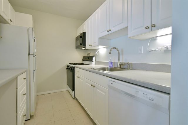 8 Whittier Pl 15F, Boston, MA 02114