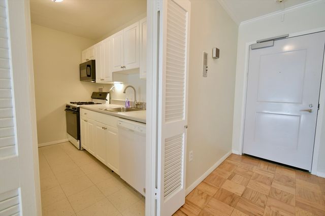 8 Whittier Pl 15F, Boston, MA 02114