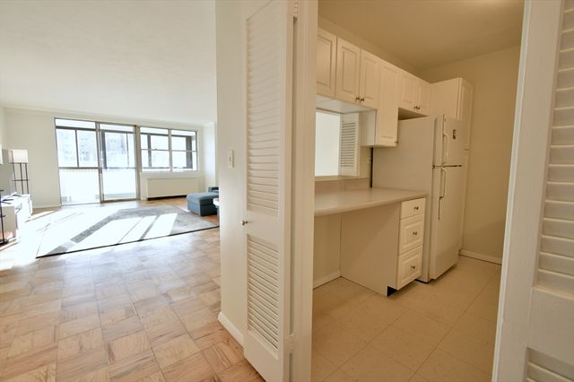 8 Whittier Pl 15F, Boston, MA 02114