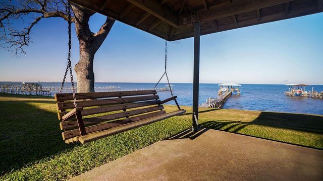 3635 Bayshore Drive, Bacliff, TX 77518