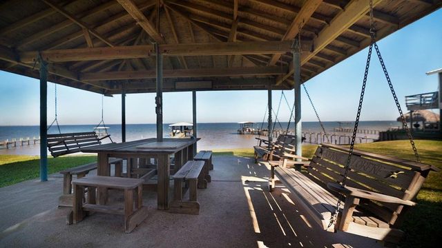 3635 Bayshore Drive, Bacliff, TX 77518