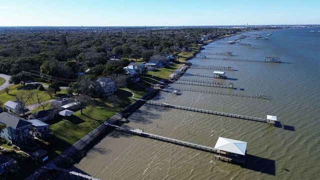 3635 Bayshore Drive, Bacliff, TX 77518
