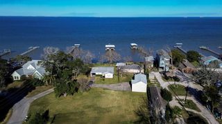 3635 Bayshore Drive, Bacliff, TX 77518