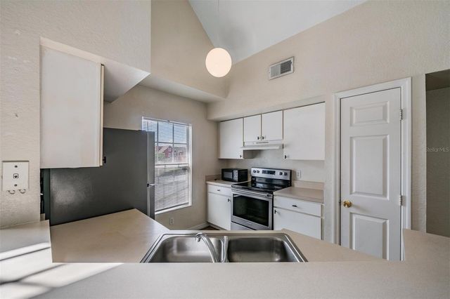 9846 LAKE CHASE ISLAND WAY, Tampa, FL 33626