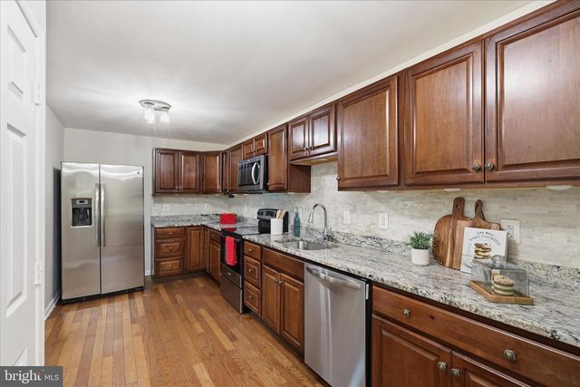 7233 BEVERLY PARK DR, Springfield, VA 22150