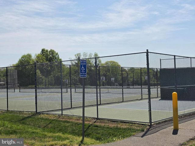 7233 BEVERLY PARK DR, Springfield, VA 22150