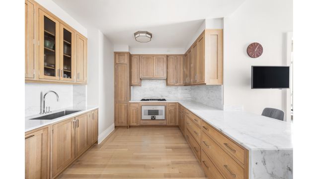 30 Park Pl Apt 67A, New York City, NY 10007
