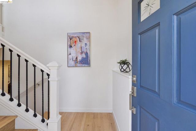 2170 Arrowhead Dr, Oakland, CA 94611