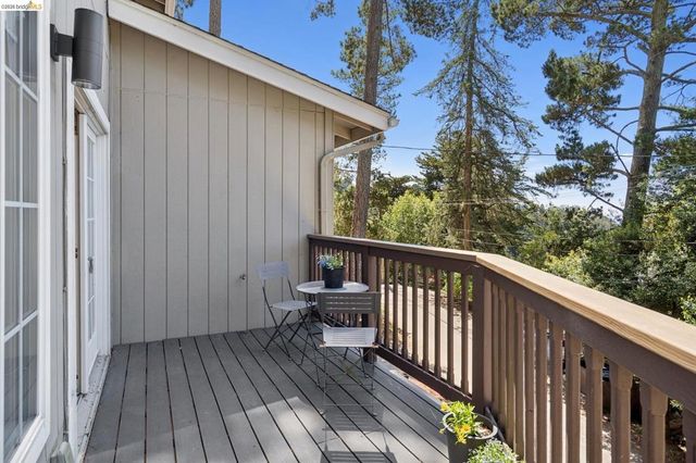2170 Arrowhead Dr, Oakland, CA 94611
