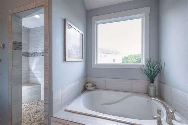 27492 W 100 Terrace, Olathe, KS 66061