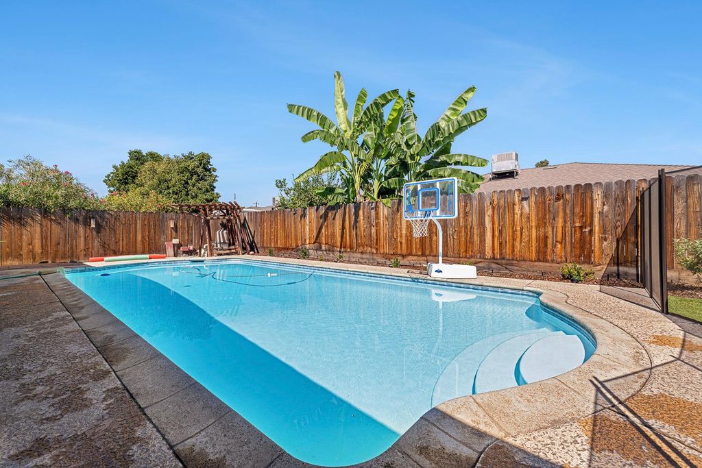 Image 36 of property listing at 1310 E Sample Avenue, Fresno, CA 93710