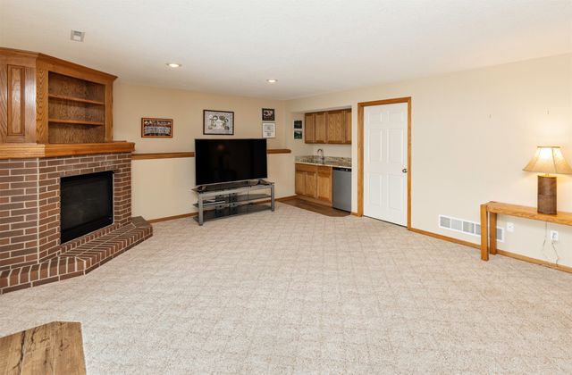 15805 Aurora Avenue, Urbandale, IA 50323