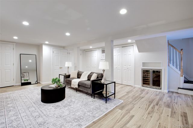 27 Oakland Drive, Port Washington, NY 11050