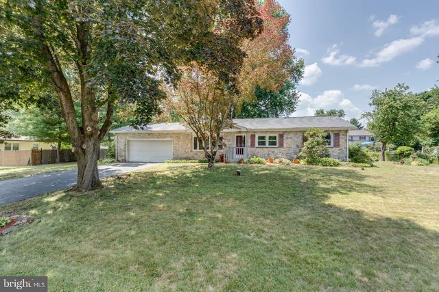 12 HEATHER LN, Douglassville, PA 19518