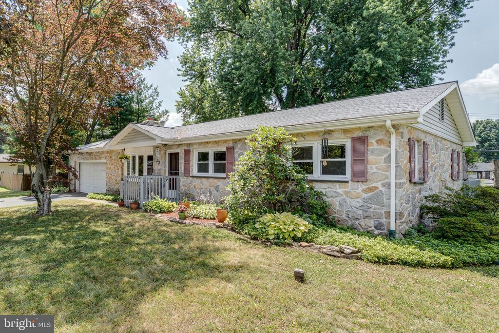 12 HEATHER LN, Douglassville, PA 19518