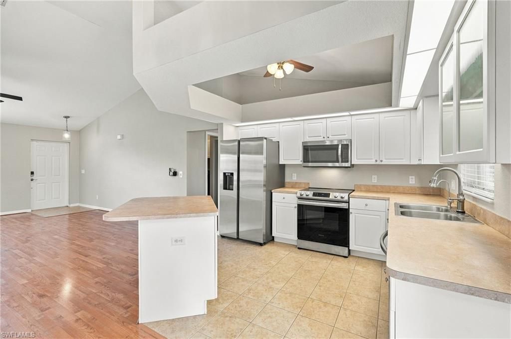 Image 10 of property listing at 304 NE 20th TER, Cape Coral, FL 33909