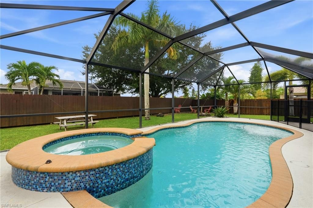 Image 3 of property listing at 304 NE 20th TER, Cape Coral, FL 33909